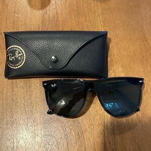 Only wore a few times. Black Ray-Ban’s.